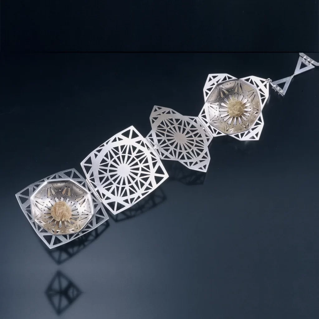 two scents amulet open