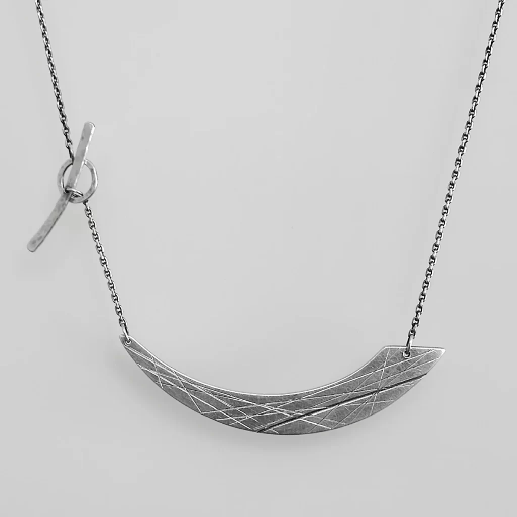 saberly neckace front