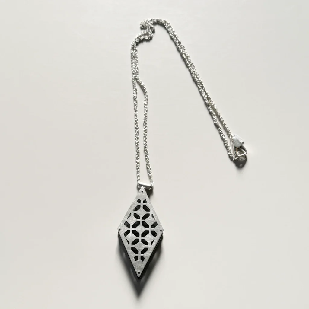 moresque diamond pendant - a side