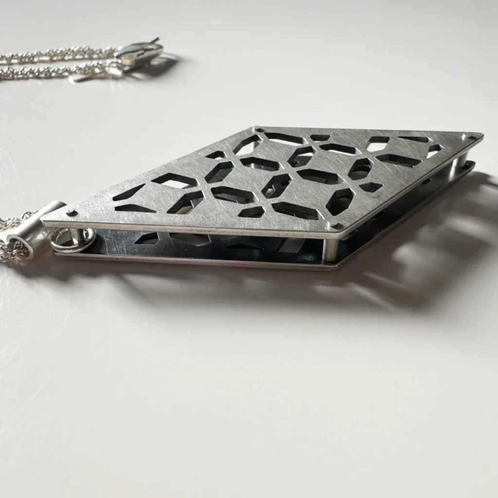 moresque diamond pendant- detail